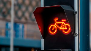 New Mexico lets cyclists roll through red lights and stop signs under new Senate Bill 73 50 New Mexico "turns off" traffic lights for cyclists