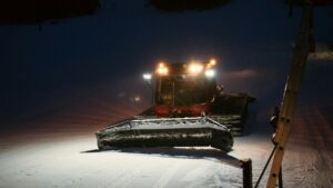Minnesota bans blue lights on regular cars in winter and reserves them for snow plows 22 Minnesota bans this light color for cars
