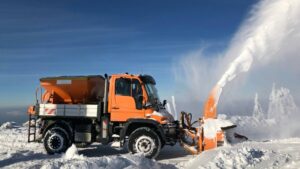 One state's drivers urged to keep 200 ft from snowplows — Don't drive too closely or face $100 fines 13 One state drivers 200 ft