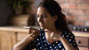 Psychology says people who cringe at their own voice in recordings are not vain or oversensitive, and why that flash of discomfort reveals how your brain has quietly reshaped the way you hear yourself for your entire life 13 Person recording a voice note on a smartphone, illustrating why our own recorded voice sounds unfamiliar