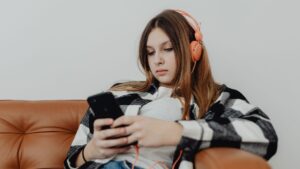 Science confirms the songs you loved at 17 leave the deepest mark, but the reason goes beyond nostalgia to a window inside the developing brain 9 Young person hearing music 17 years