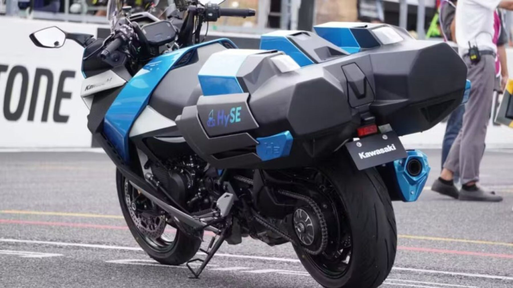 hydrogen motorcycle leaving water vapor exhaust at Suzuka Circuit Japan, japanese motorcycle racing