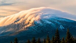 Mount Washington has about two weeks until clouds start freezing onto the summit like white feathers, and September is also when its first snow usually arrives 37 Clouds on Mount Washington