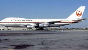 A contaminated ham omelette loaded in Anchorage sickened 196 passengers on a transatlantic jumbo jet, and the two pilots who skipped it kept the cockpit healthy so the airliner landed safely 30 Two separate cockpit meal trays in an aircraft galley illustrating the cockpit meal rule, contaminated ham omelette