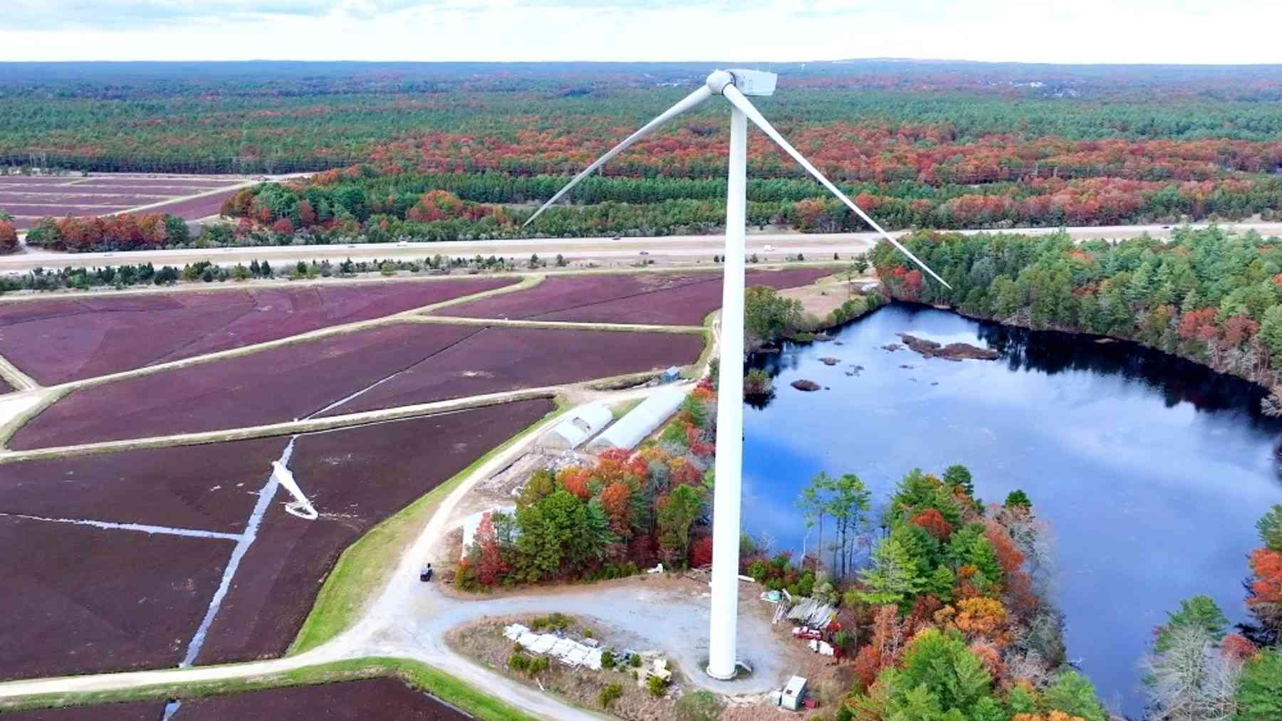 A blade came off a 300 foot wind turbine above a Plymouth cranberry bog and landed hundreds of feet away, and investigators have not yet said publicly what made the joint let go 1 Detached wind turbine blade lying across a Plymouth cranberry bog beneath the tower it fell from