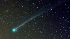 Three amateur astronomers discovered C/2025 F2 SWAN, which later developed a two-degree tail 34 comet tail