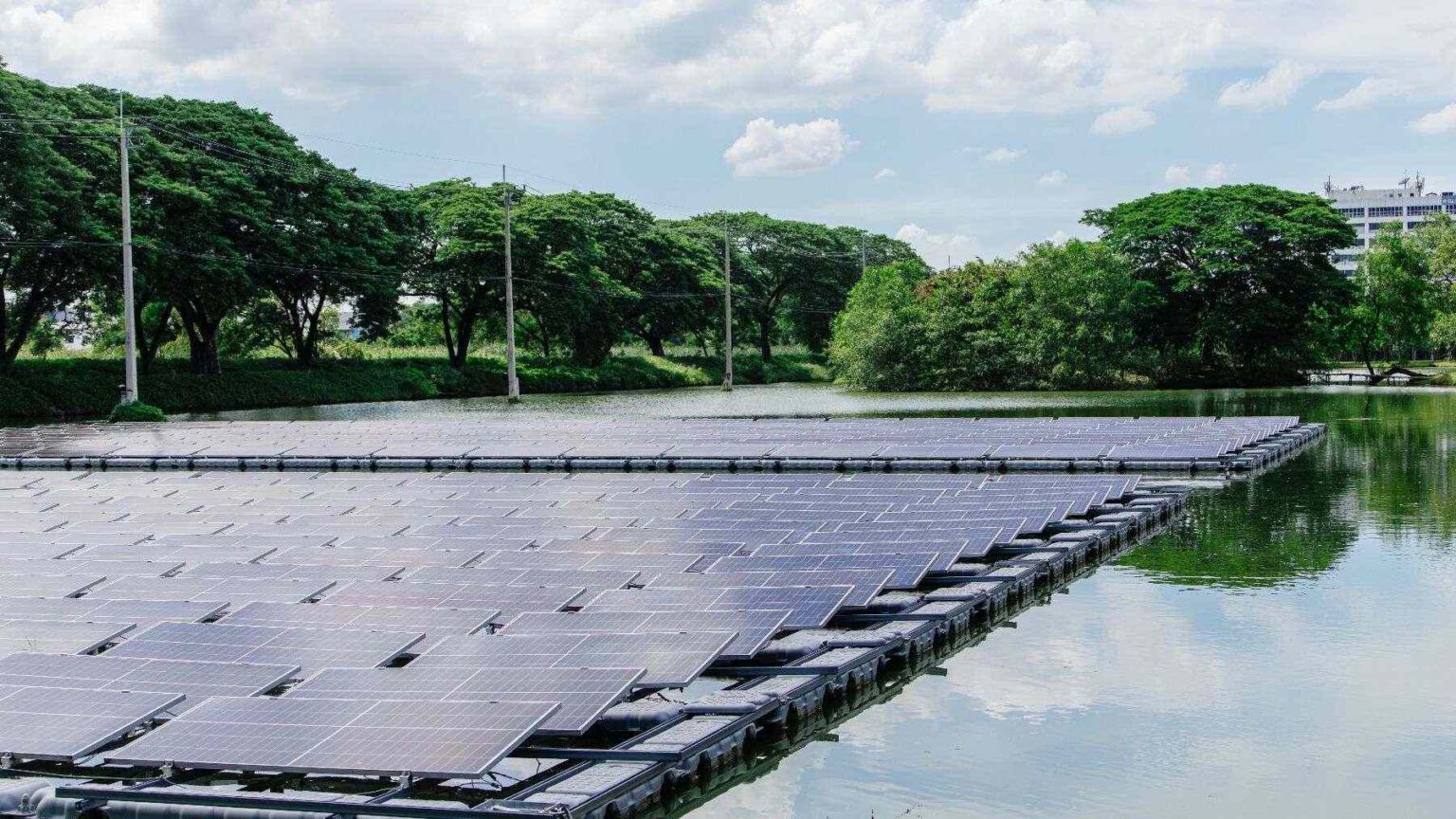 Near Central Point, Oregon, 1,776 planned floating solar panels could ...