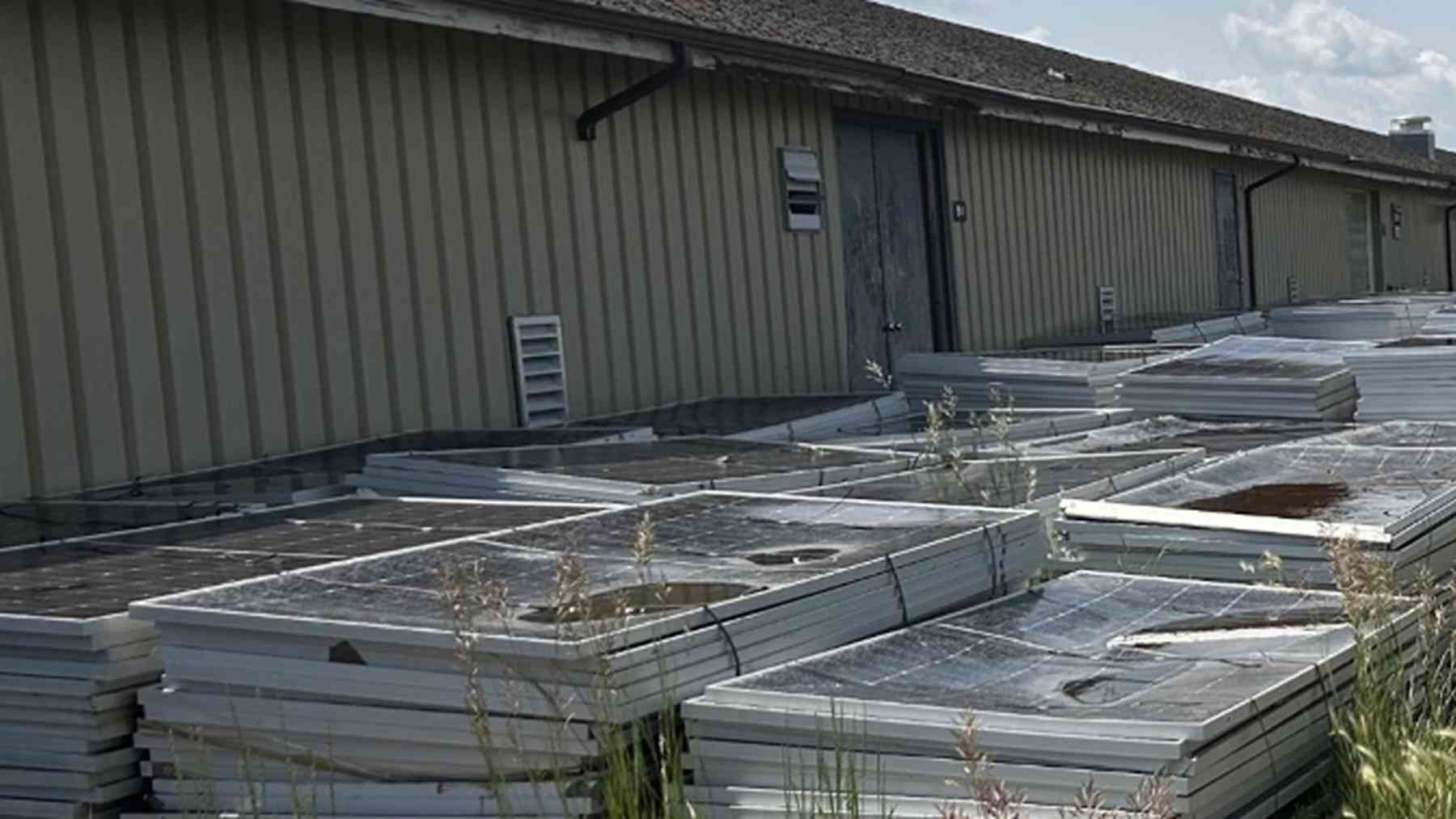 Alberta diverts 80,000 tons of retired solar panels from its dumps, charging a fee on every new one sold 1 Stacked retired solar panels in a yard, part of Alberta's new landfill ban program, alberta diverts 80