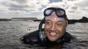 A navy diver lost off the New Zealand coast stayed alive for 75 hours in 61 to 63 degree water, far longer than cold water survival models predict for anyone adrift in that sea 25 lone diver in wetsuit curled in fetal position during cold water survival at sea