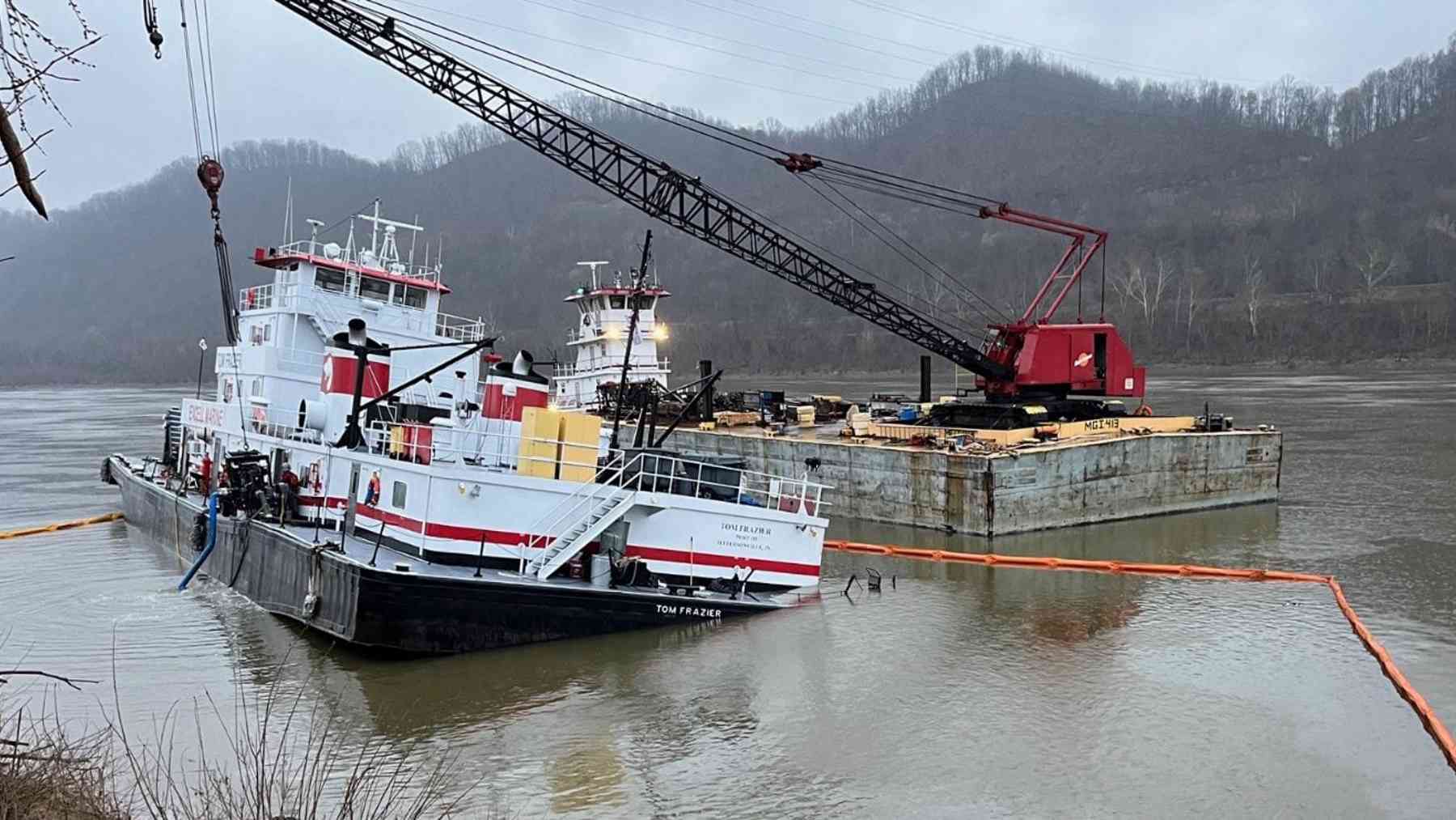 A towboat pushing fifteen barges eased toward an Ohio River bank to let a bigger tow pass, and it grounded on a stone jetty hidden under 19 feet of water 1 Towboat pushing barges on the Ohio River strikes a submerged stone jetty, towboat pushing fifteen