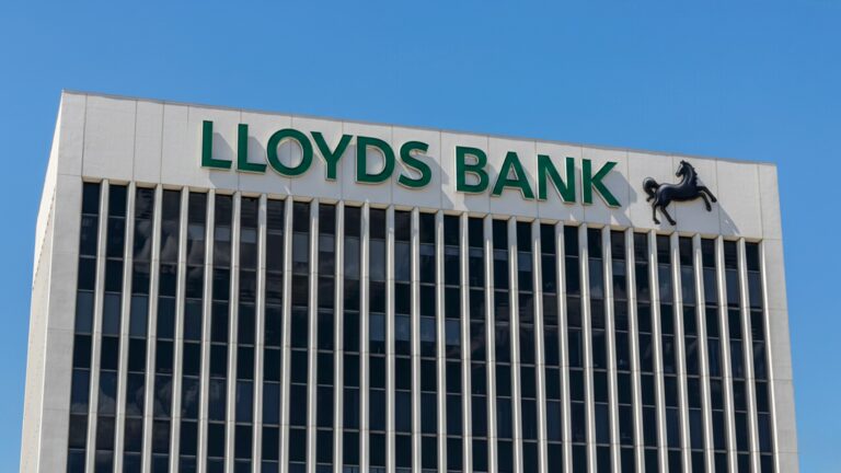 Major bank plans 2025–2026 shutdown wave