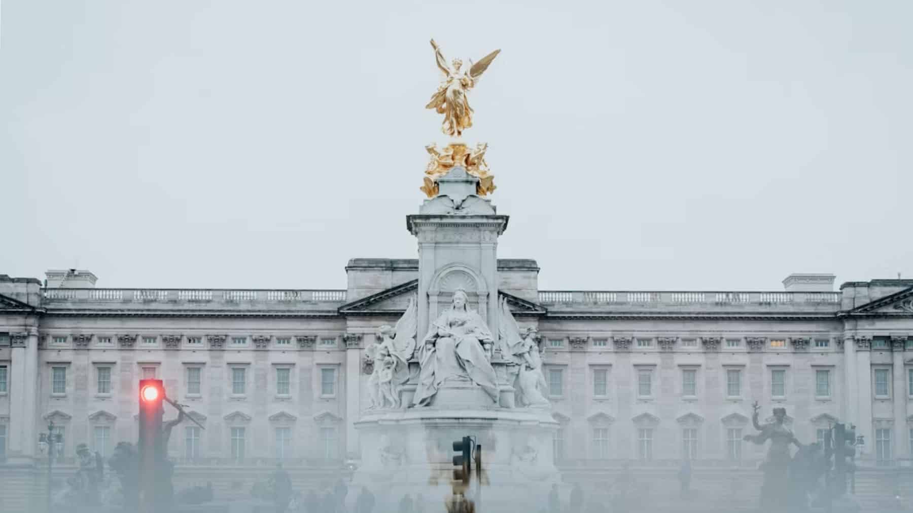 Buckingham Palace issues urgent statement — Goodbye to the most-awaited Christmas plan in London 1 Christmas pop-up shop to open in Buckingham Palace
