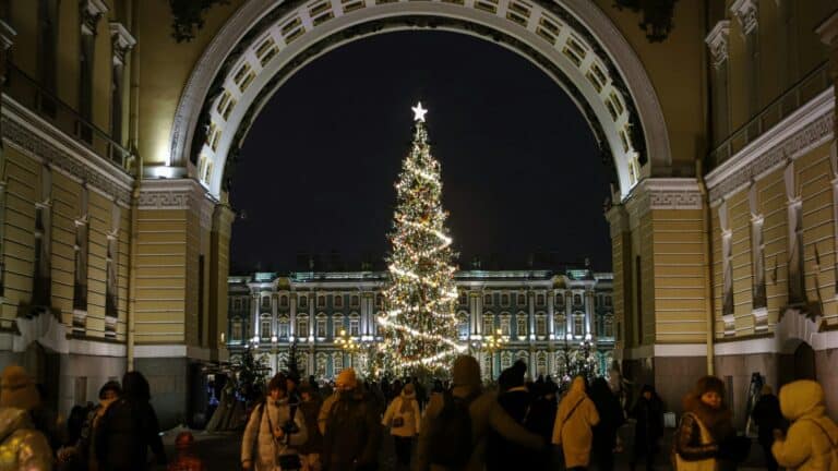 Shop like a true royal at the Christmas market in the Winter Royal Palace