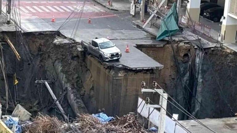 Bangkok sinkhole exposing subway tunnel joint on Samsen Road, bangkok street swallowed