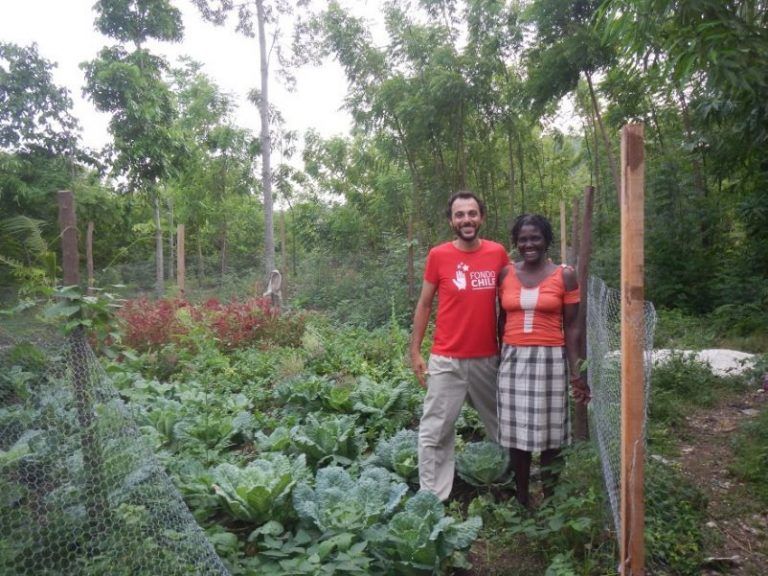 Chilenos en Haití enseñan a construir huertos para cultivos de subsistencia