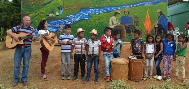 Cuidan a la Madre Tierra a través de la música propia 10 Cuidan a la Madre Tierra a través de la música propia