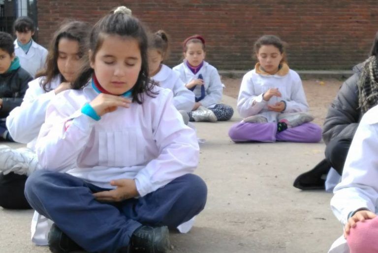 Escuela de Uruguay enseña meditación a los niños para hacer frente a la violencia y al bullying