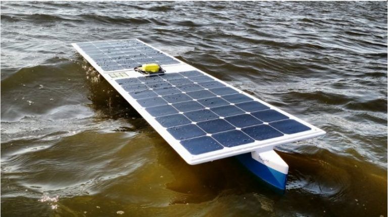 Un pequeño bote propulsado por paneles solares, recorre 3.200 kilómetros del Océano Pacífico