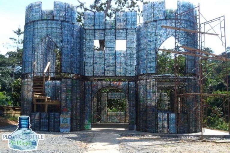 Bienvenidos al primer pueblo construido con botellas de plástico 1 Bienvenidos al primer pueblo construido con botellas de plástico