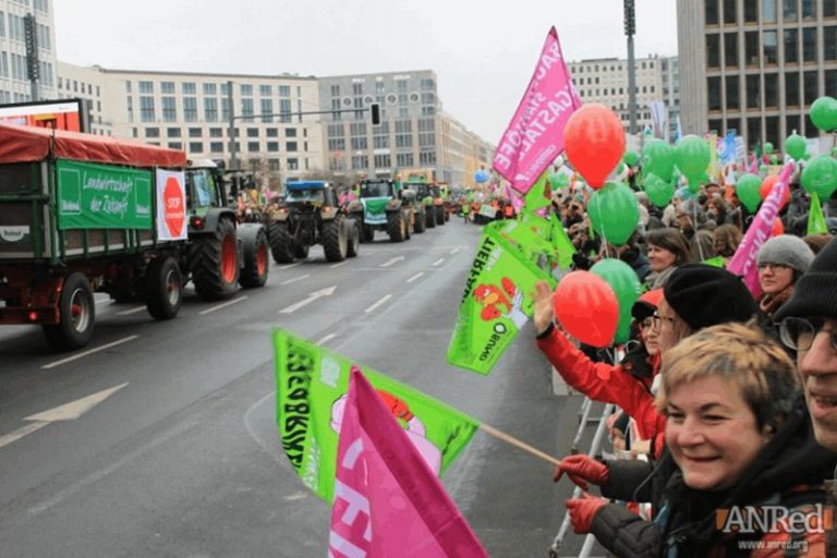 Organizaciones campesinas Alemanas, marchan contra el monopolio Monsanto-Bayer