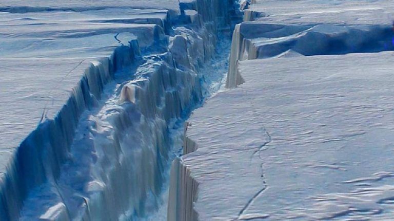 Científicos argentinos sobrevolaron la grieta antártica que preocupa al mundo