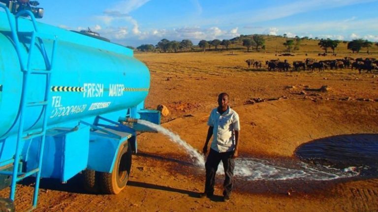 Este campesino conduce varios kilómetros al día para llevar agua a animales salvajes 1 Este campesino conduce varios kilómetros al día para llevar agua a animales salvajes