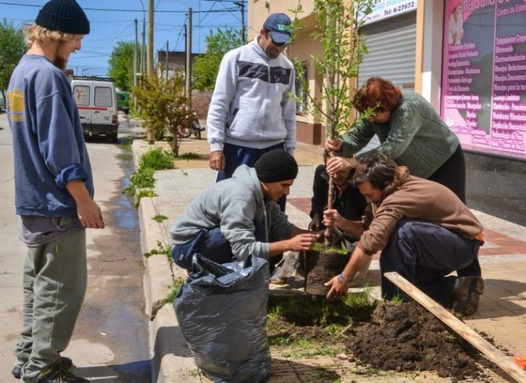 Una ciudad Frutal en Argentina. El grupo autogestivo de Necochea que planta frutales en las veredas 1 Una ciudad Frutal en Argentina. El grupo autogestivo de Necochea que planta frutales en las veredas