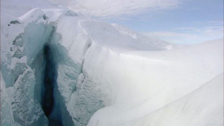 Nueva grieta en uno de los glaciares más grandes de Groenlandia tiene preocupados a los científicos 6 Nueva grieta en uno de los glaciares más grandes de Groenlandia tiene preocupados a los científicos