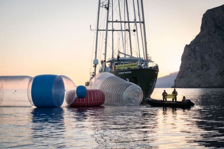 Objetos de plástico gigantes para mostrar la contaminación en el Mediterráneo