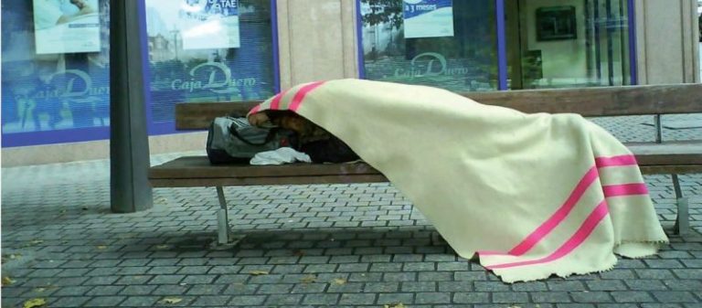 Estudiantes hacen carpas y abrigos sustentables para personas sin techo 9 Estudiantes hacen carpas y abrigos sustentables para personas sin techo