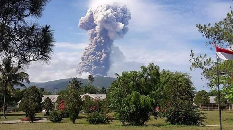 Erupciona volcán de isla Sulawesi, devastada por el terremoto y tsunami en Indonesia