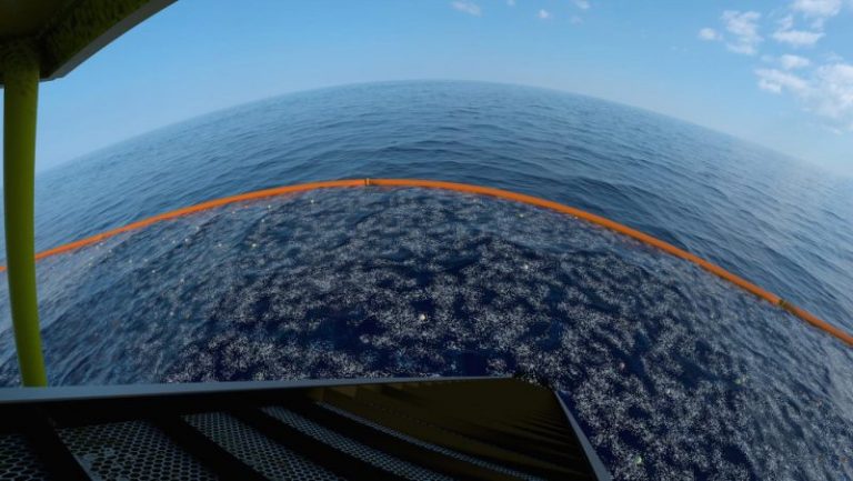 Un enorme dispositivo flotante recolecta con éxito plásticos del océano 8 Un enorme dispositivo flotante recolecta con éxito plásticos del océano