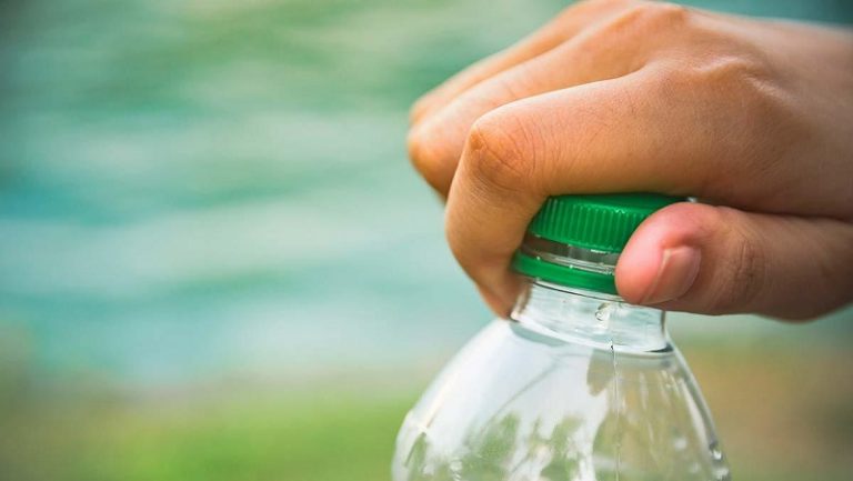 Ingieres microplásticos cada vez que abres y cierras tus botellas de agua 1 Ingieres microplásticos cada vez que abres y cierras tus botellas de agua