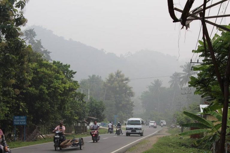 Los alimentos en Indonesia están siendo contaminados por plásticos importados