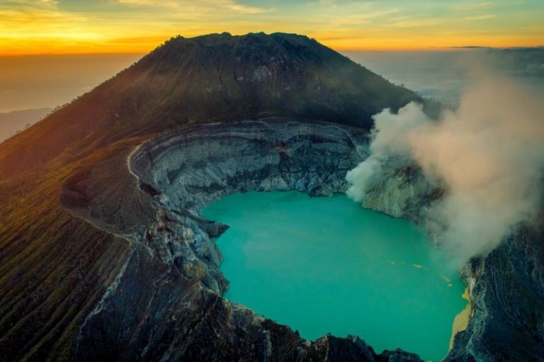 Un dron filma el cráter de un volcán de más de 2.700 metros de altura y lo que está en su fondo 4 Un dron filma el cráter de un volcán de más de 2.700 metros de altura y lo que está en su fondo