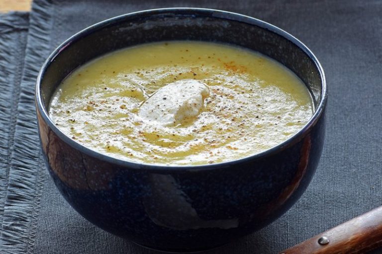 Crema de puerros, papas y pera al azafrán