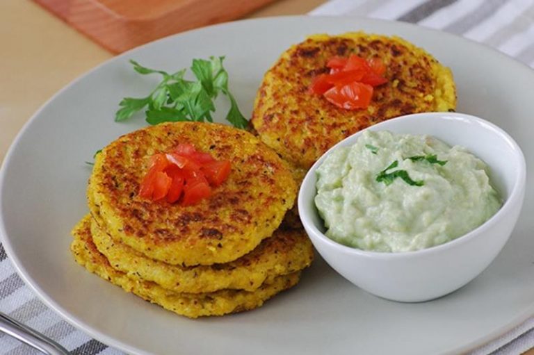 Medallones de polenta con salsa de aguacate y yogur