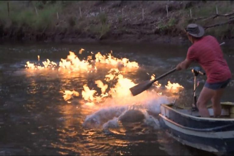 Efecto del 'fracking': prenden fuego a un río de Australia y arde durante horas 10 Efecto del ‘fracking’: prenden fuego a un río de Australia y arde durante horas