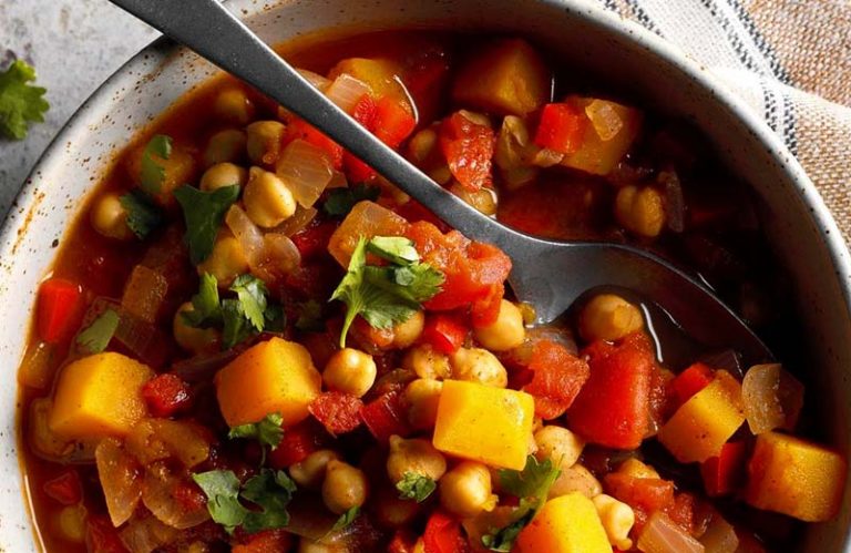 Guiso de garbanzos de tomate y pimientos