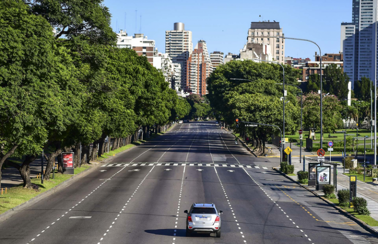 Las ciudades enmudecen y nos dejan escuchar los crujidos de la Tierra