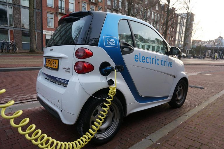 Caen en 2020 las ventas de vehículos eléctricos, pero menos que los de combustión