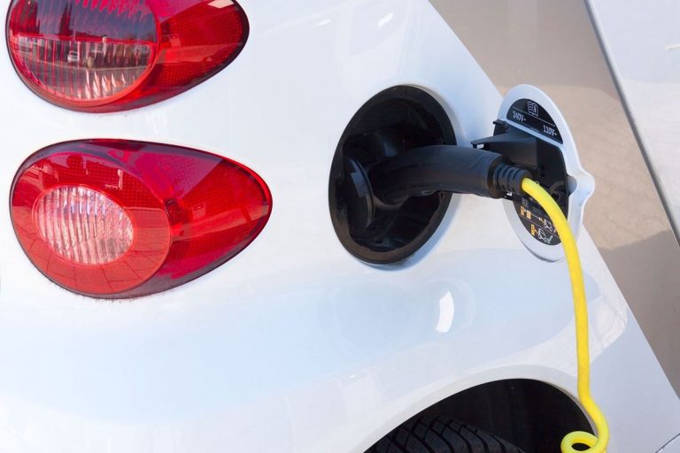 China podría flexibilizar las reglas para producción de vehículos eléctricos