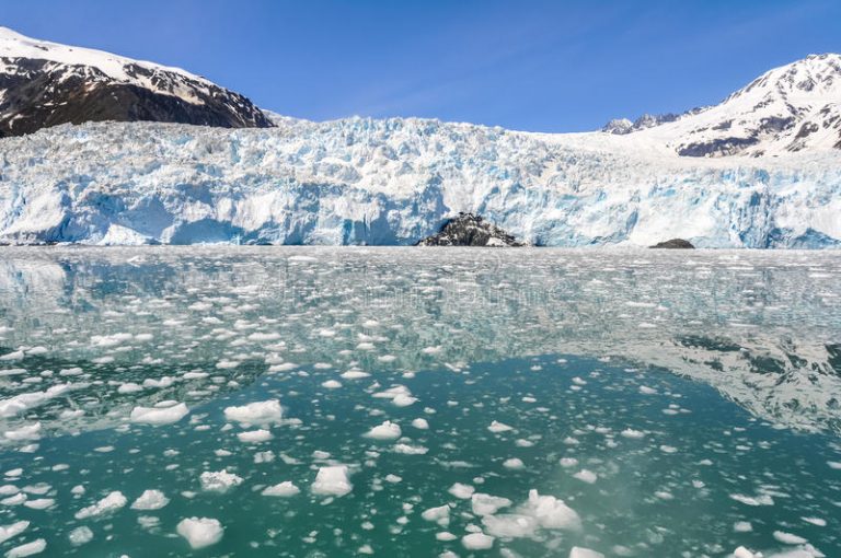 Mira como cae este fragmento de glaciar del tamaño de un edificio de cinco pisos 5 Mira como cae este fragmento de glaciar del tamaño de un edificio de cinco pisos