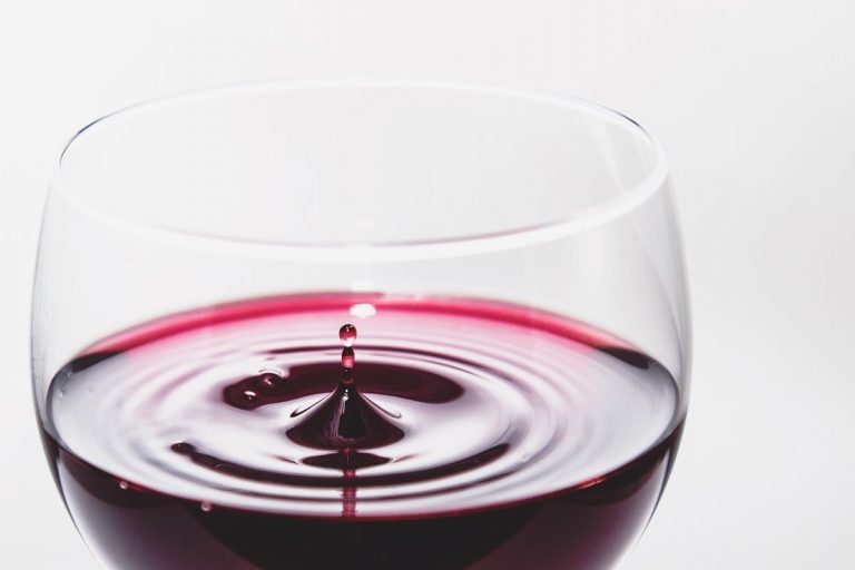 Revelan 14 beneficios de beber una o dos copas de vino al día