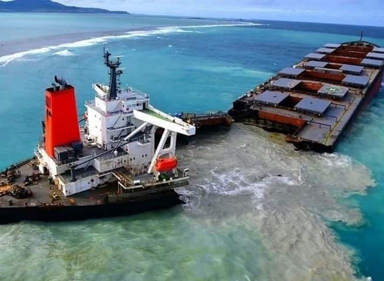 Isla Mauricio: Enorme derrame de petróleo causa un desastre ambiental. Las fotos de la tragedia 4 Isla Mauricio: Enorme derrame de petróleo causa un desastre ambiental. Las fotos de la tragedia