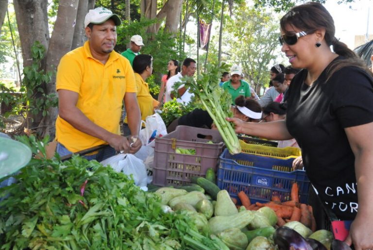 Reconectando los alimentos, la naturaleza y los derechos humanos para superar las crisis ecológicas 1 Reconectando los alimentos, la naturaleza y los derechos humanos para superar las crisis ecológicas