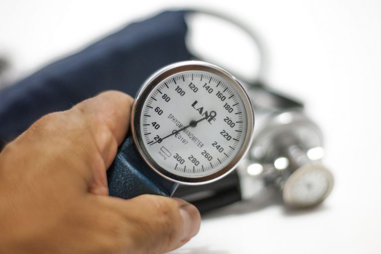 Síntomas de presión arterial alta (HTA) que puede revertir naturalmente
