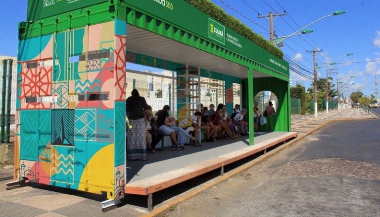 Paradas de autobuses con contenedores reciclados y techos verdes y paneles solares 1 Paradas de autobuses con contenedores reciclados y techos verdes y paneles solares