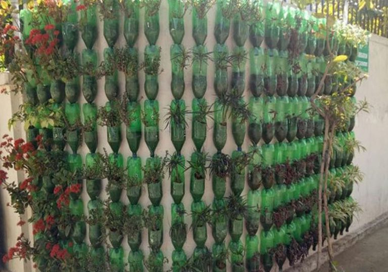 Jardinería vertical con botellas de plástico recicladas: enfríe en más de una forma 7 Jardinería vertical con botellas de plástico recicladas: enfríe en más de una forma