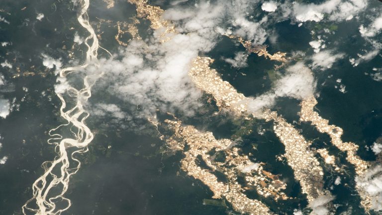 Una estación espacial capta impresionantes fotos de los «ríos de oro» del Perú